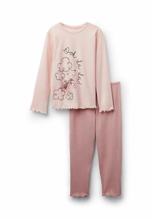 Zestaw piżamowy z jasno-różową bluzką z długim rękawem i spodniami, z falbankami na krawędziach; bluzka ozdobiona ilustracją pudla, kokardą w kropki oraz napisem "Ooh La La!".