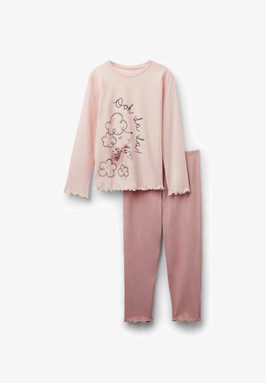 Zestaw piżamowy z jasno-różową bluzką z długim rękawem i spodniami, z falbankami na krawędziach; bluzka ozdobiona ilustracją pudla, kokardą w kropki oraz napisem "Ooh La La!".