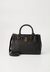 Crna teksturirana kožna torba s dva držača, odvojivim remenom za rame i zlatnim metalnim detaljima s pričvršćenim okruglim logotipom.