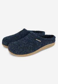 Zoccoli in feltro blu navy con superficie texturizzata, punta arrotondata e suola in sughero. Presenta un'etichetta laterale con il marchio "Giesswein".