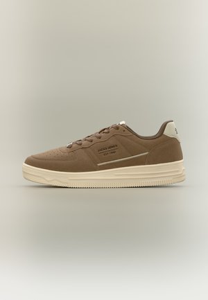 Brauner Sneaker mit niedriger Schafthöhe, cremefarbener Sohle, perforierter Spitze, Schnürsenkeln und "Jack & Jones EST 1990" Text auf dem Seitenpaneel.