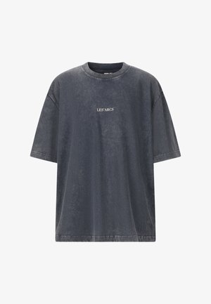 Grå grafisk t-shirt med korte ærmer. Har teksten "NEW BAD HABITS" og smilende ansigt på ryggen. Lavet af blødt, tekstureret stof.