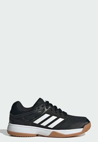 Des chaussures de sport noires avec une tige en mesh, un design à trois bandes blanches, une semelle extérieure en caoutchouc et des accents texturés. Elles possèdent une semelle intermédiaire rembourrée.