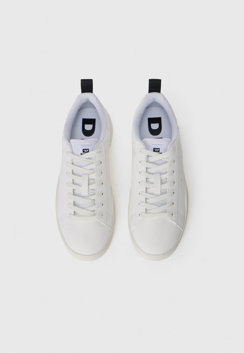 Zapatillas blancas con un upper de material similar al cuero, punta redonda, cordones en la parte delantera y tab del talón en negro. Presenta costuras mínimas y detalles de logotipo.