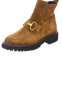 Botină din suede maro, cu vârful rotund, fermoar lateral și accent de cataramă aurie pe curea. Talpă moderată cu tip de crampoane pentru aderență.