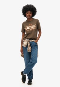 Superdry & Co EMBELLISHED GRAPHIC - T-shirt print - deep khaki green slub