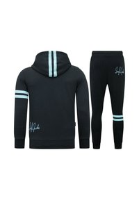 Zwarte hoodie en joggingbroek set, met lichtblauwe strepen op de mouwen en broek, met een kenmerkend logo op de hoodie en het dijgebied.