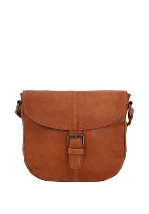 Borsa a tracolla in pelle marrone con patta e chiusura con fibbia in metallo, tracolla laterale regolabile e dettagli di cuciture visibili.