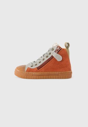 Børne højtop sneaker i orange ruskind med grå snørebånd, sidelås, brun gummi sål og beige hæl træktab.