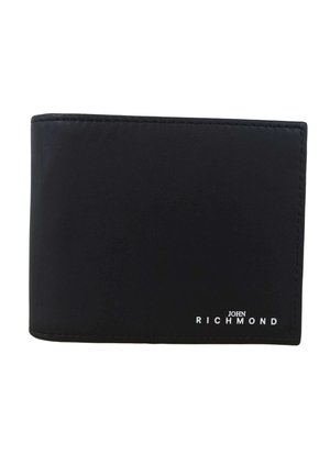 Portafoglio bifold in pelle nera con logo bianco John Richmond nell'angolo in basso a destra su sfondo bianco.