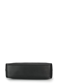 Borsa rettangolare in pelle nera con una consistenza liscia, caratterizzata da cuciture minime e una base piatta. Nessuna hardware visibile o dettagli aggiuntivi.