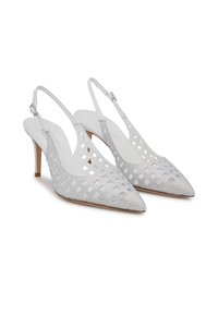 Tacchi a slingback bianchi con punta affusolata, caratterizzati da un design ritagliato e impreziositi da strass argentati nella parte frontale.
