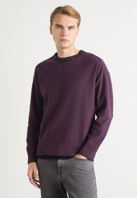 HUGO SMARLO - Strikkegenser - open purple