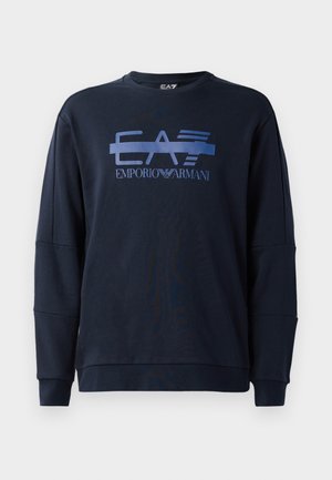 Mornarica dukserica izrađena od mekog materijala, s kružnim izrezom, dugim rukavima i velikim plavim EA7 Emporio Armani logotipom na prednjoj strani.