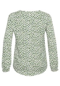 Blus med lång ärm och lös passform, med vit bakgrund och ett grönt och blått abstrakt mönster. Slät tygtextur, mjukt samlade ärmar.