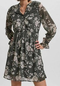 Vero Moda Vardagsklänning - mottled green