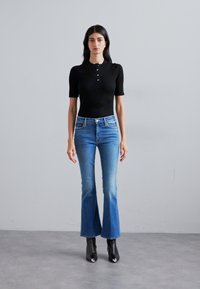 Mother LIL WEEKENDER - Vaqueros bootcut - blue denim