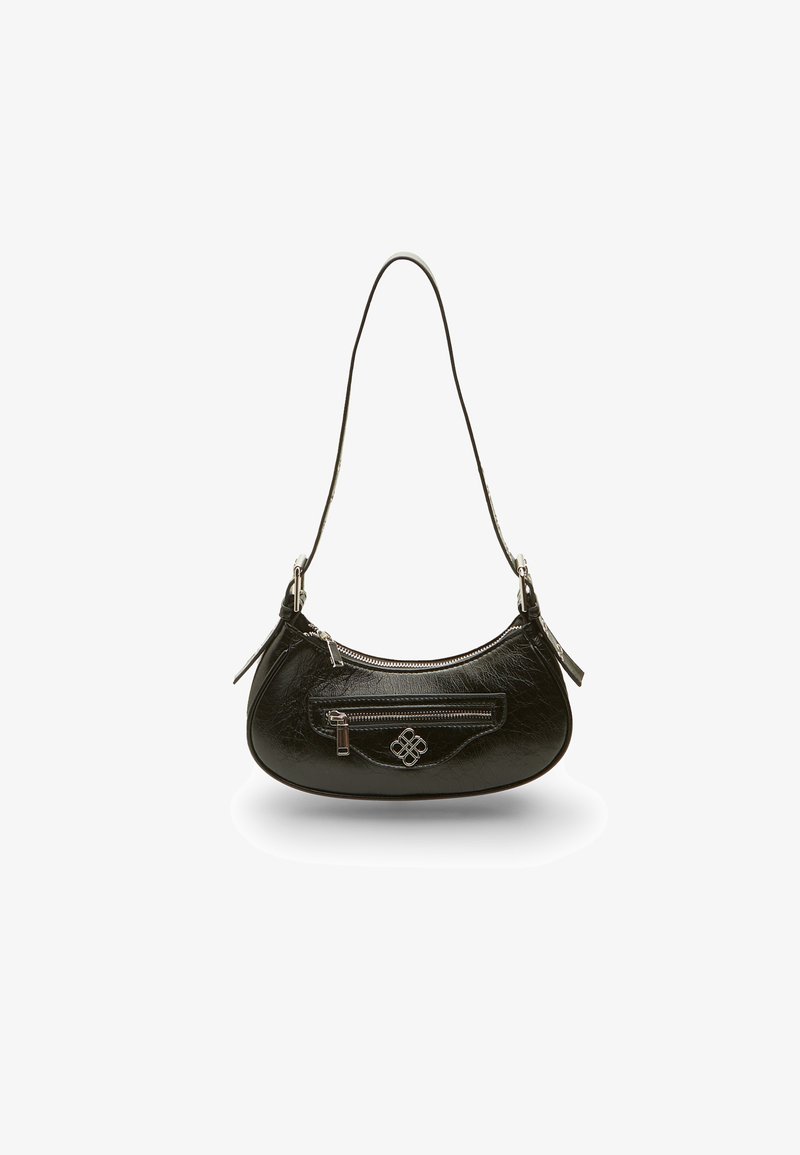 Zwarte leren schoudertas met een ronde vorm, textuurafwerking, ritsvak en zilveren accenten.