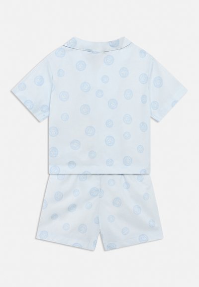 Zestaw składający się z jasnoniebieskiej koszuli z krótkim rękawem i szortów z subtelnym wzorem okrągłych logo rozrzuconych po tkaninie.