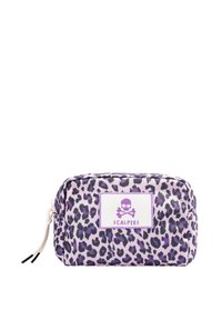 Neceser de maquillaje con diseño de leopardo morado, etiqueta blanca con una calavera y huesos cruzados, cierre de cremallera y tela texturizada.
