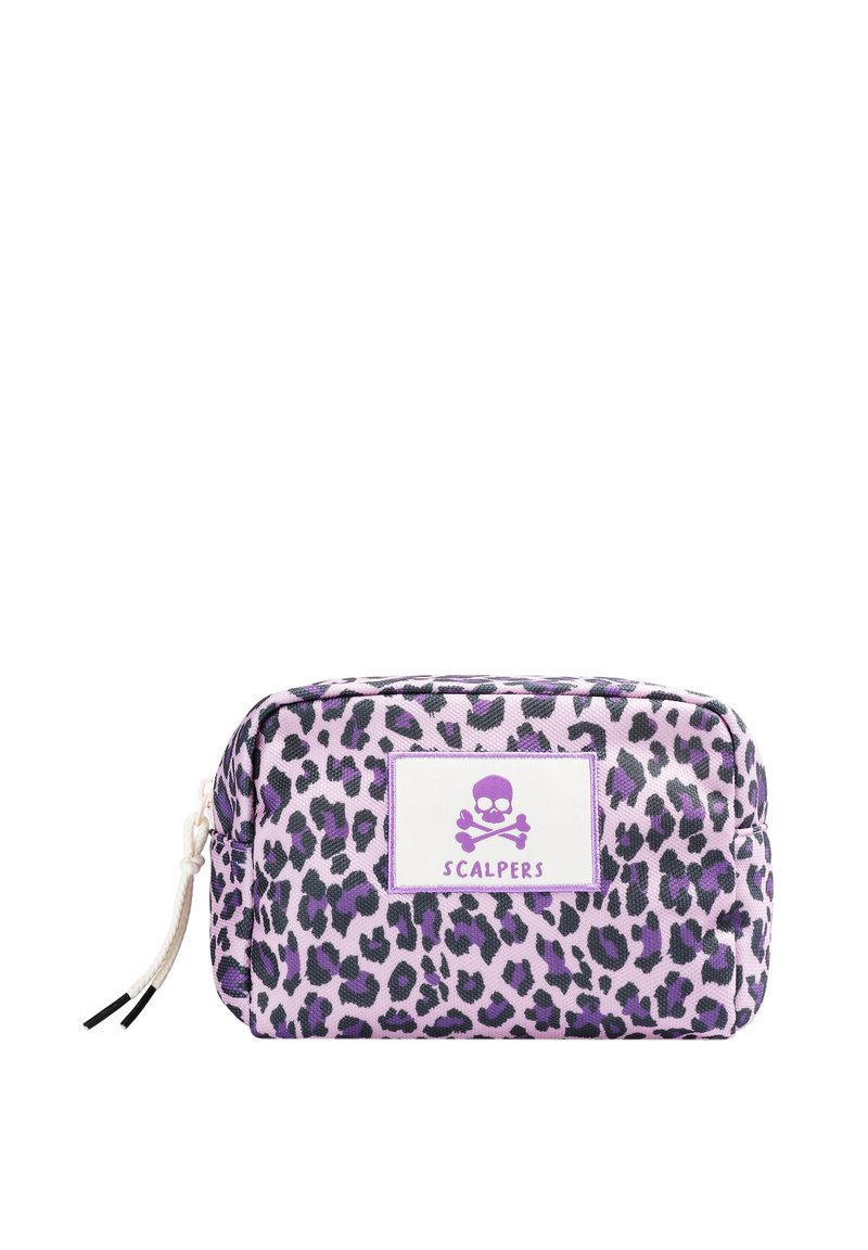 Neceser de maquillaje con diseño de leopardo morado, etiqueta blanca con una calavera y huesos cruzados, cierre de cremallera y tela texturizada.