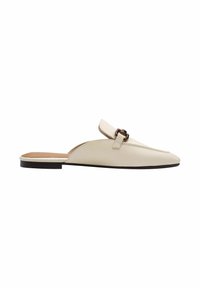 Beige leren instapmuiltjes met een spitse neus, voorzien van een kleine decoratieve gesp en een platte bruine zool. Gladde textuur met minimale details.