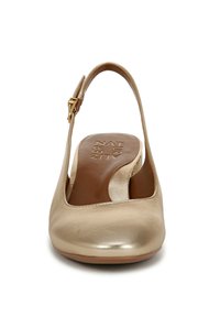 Scarpa slingback in pelle metallica dorata con punta arrotondata, apertura laterale e una piccola fibbia per la regolazione. Texture liscia e design minimalista.