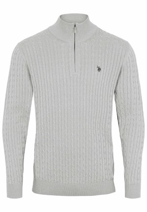 Gaišpelēks adīts džemperis ar pus-izjauktu apkakli, ribotām aprocēm un kabelveida adījumu. Mazs logotips tuvu krūtīm.