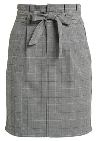 Jupe grise à carreaux avec une coupe ajustée, dotée d'une ceinture à nouer à la taille. Le tissu a un tissage texturé avec des motifs contrastés en noir et blanc.