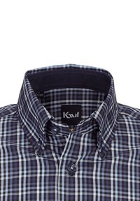 Camicia a scacchi con un motivo blu e bianco, colletto button-down e un'etichetta che recita "Kauf". Realizzata in tessuto misto cotone.