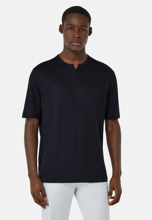 Sort kortærmet T-shirt med en lille kraveudsparing, lavet af blødt stof, med en afslappet pasform og minimal detaljering.