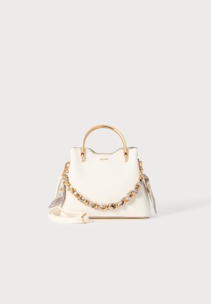 Sac à main structuré blanc avec une texture lisse, des détails en or et une chaîne tressée. Comprend une bandoulière amovible et une étiquette.