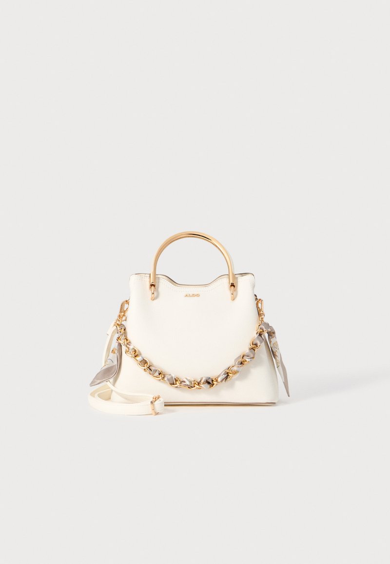 Bolso estructurado blanco con textura suave, herrajes dorados y una correa trenzada. Incluye una correa de hombro desmontable y una etiqueta.