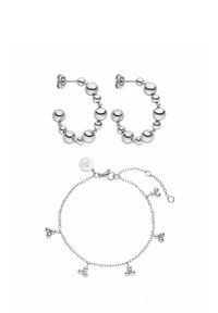 Silbernes Schmuckset mit runden Hängern und einem Armband, alles mit glänzender Oberfläche. Das Armband enthält drei kleinere runde Akzente.