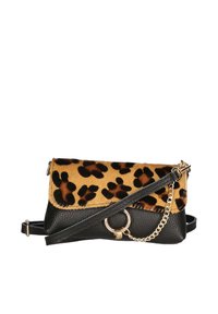 Leopardprint schoudertas met een zwarte textuur onderkant, gouden hardware en een verstelbare strap. Beschikt over een platte magnetische sluiting.