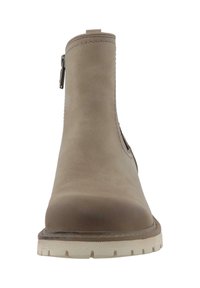 Tan leren enkellaars met een gladde textuur, ronde neus, een zijrits en een dikke witte rubberen zool.