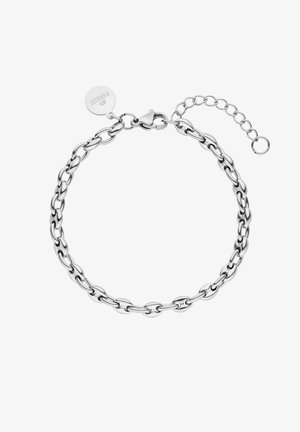 Bracelet en métal de couleur argentée, présentant des maillons ovales, un fermoir à homard et une chaîne ajustable avec un détail en forme de tag circulaire.