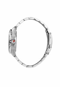 Silberne Uhr mit einem Armband aus rostfreiem Stahl, rechteckigem Gehäuse und einem roten Akzent an der Krone. Verfügt über polierte und gebürstete Oberflächen.