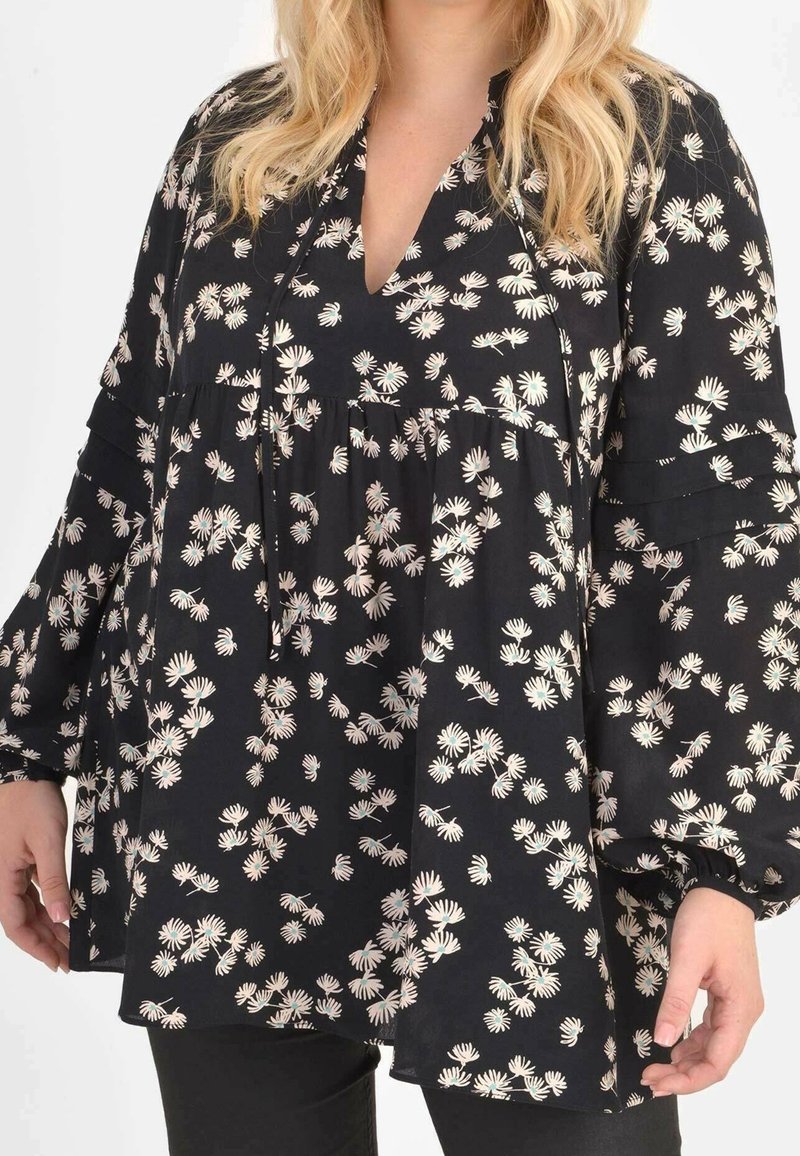 Blusa nera floreale con scollatura a V, maniche lunghe a campana e design a strati con piccoli motivi di fiori bianchi e rosa, realizzata in tessuto leggero.