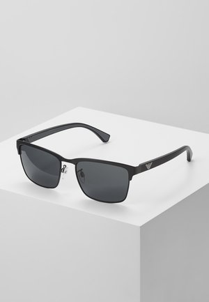 Ochelari de soare negri, în formă de patrat, cu lentile întunecate, confecționați din plastic, având accente argintii și un design texturat al bradului.