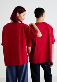 GAP TEE UNISEX - Trükipildiga T-särk - sled