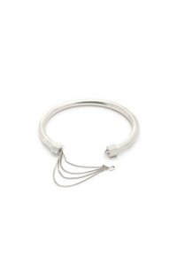 Brazalete de plata con extremos hexagonales y tres pequeñas cadenas enlazadas que cuelgan de un lado sobre un fondo blanco.
