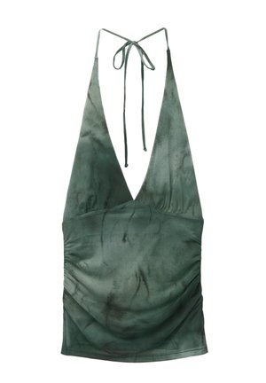 Top verde con collo a halter realizzato in un tessuto morbido, caratterizzato da una profonda scollatura a V, dettagli arricciati sui lati e chiusura a fiocco sul retro.