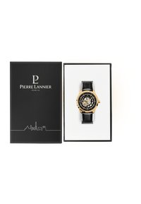Montre avec bracelet en cuir noir et boîtier doré, doté d'un cadran noir présentant des éléments de design squelette. Présentée dans une boîte noire avec logo.