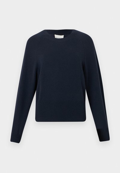 Suéter tricotado azul-marinho com decote redondo, mangas raglan e bainha canelada. Feito de material suave, com uma textura lisa.