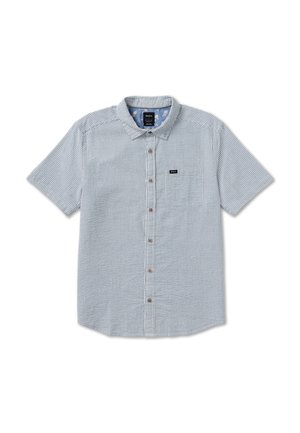 Kurzärmeliges Hemd mit hellblau-weißen Streifen, Knopfleiste, Kragen und Brusttasche mit kleinem schwarzem Logoschild.