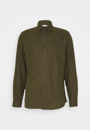 Chemise à manches longues boutonnée de couleur vert olive avec un col pointu et une étiquette de marque visible à l’intérieur du col.