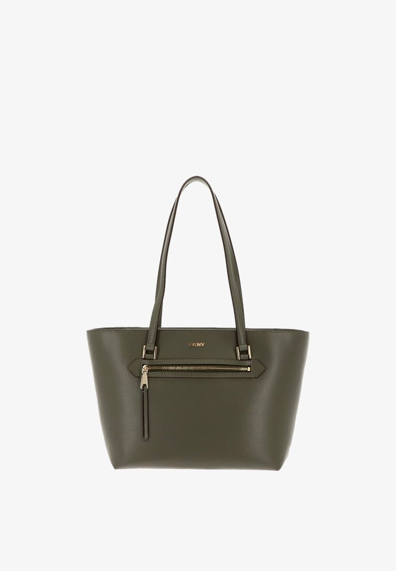 Sac cabas en cuir vert olive avec double poignée d'épaule, poche avant zippée et petit logo doré DKNY au-dessus de la poche.