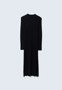 Abito nero a maglia con maniche lunghe, scollo alto e spacchi laterali. Presenta una silhouette dritta e una texture a coste.