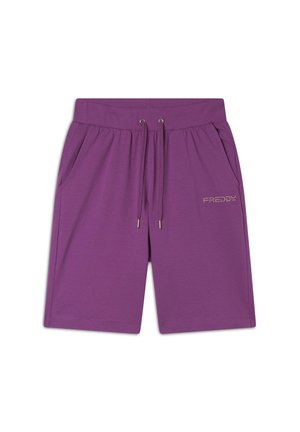 Shorts de sport violets fabriqués en tissu doux, dotés d'une taille élastique avec cordon de serrage, de poches latérales et d'un petit logo doré en accent.
